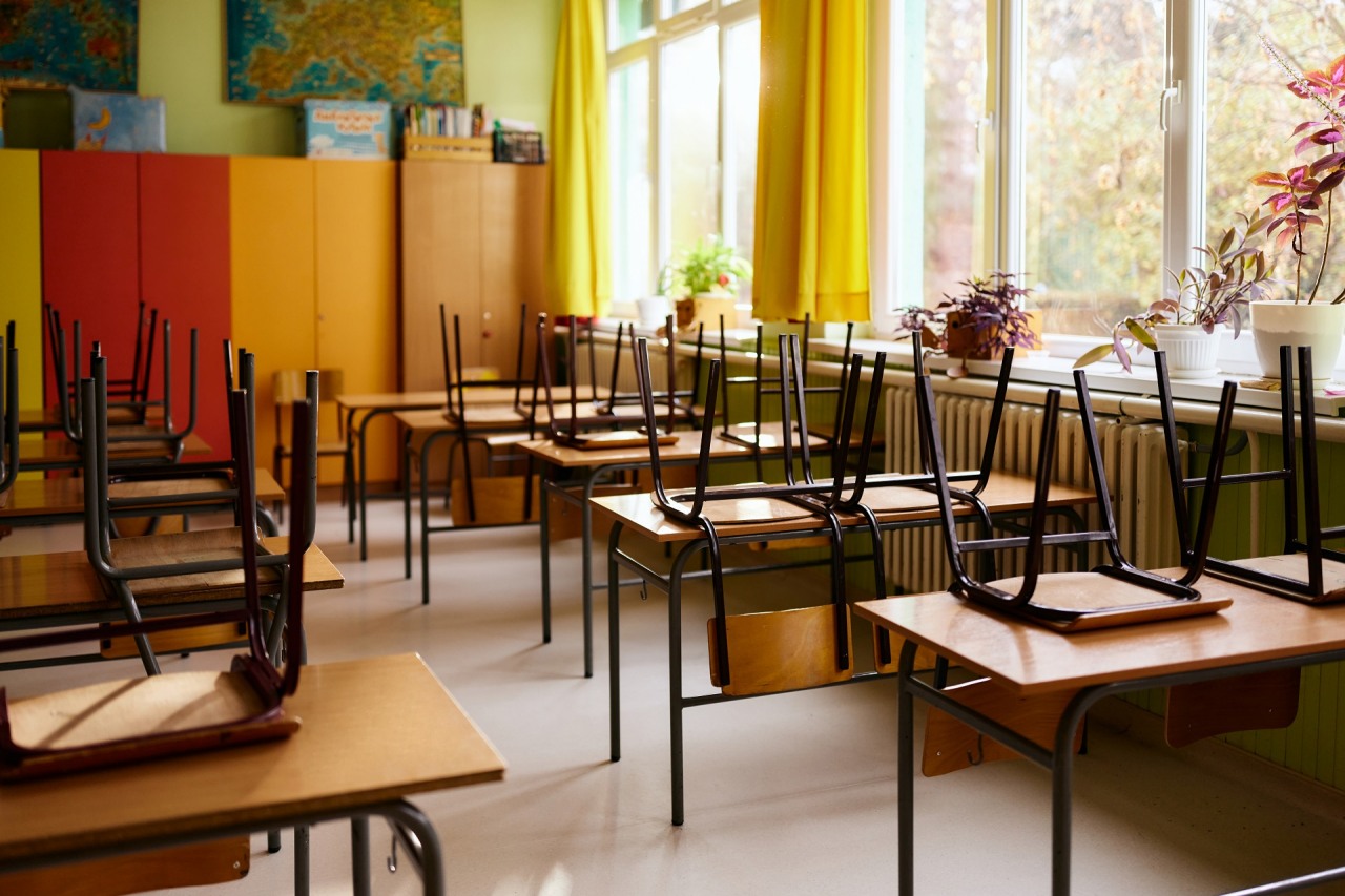 Classroom et elementary school without students.